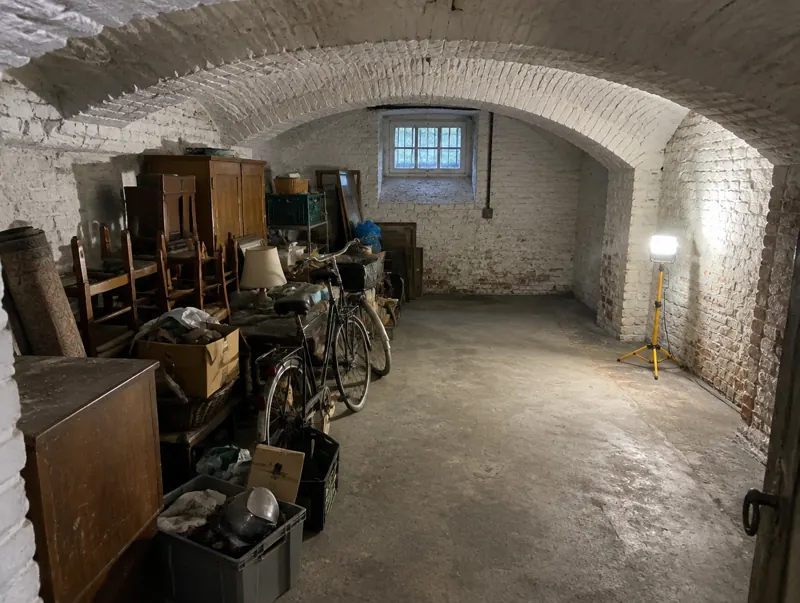Teilweise entrümpelter Gewölbekeller in Leipzig